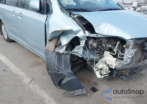 2015 Toyota Sienna Xle 8 Passenger z USA, uszkodzony, nr VIN 5TDYK3DC8FS537661